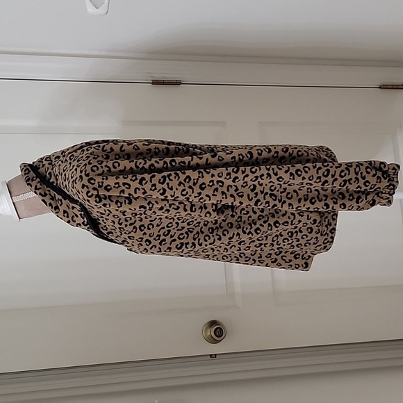 Hollister, Size XS Leopard Print Fleece 1/4 Zip Pullover, Oversized, GUC - Picture 3 of 16